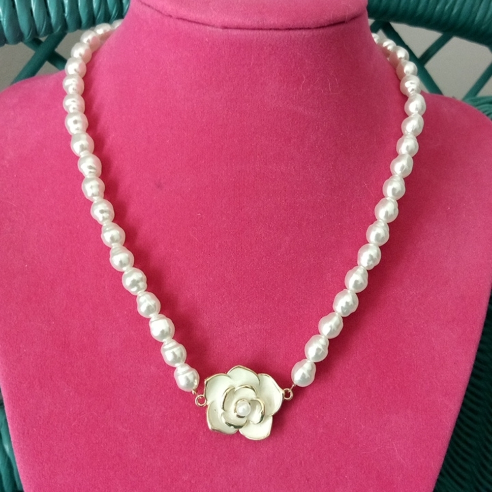 🆕 Rose Pearl Necklace